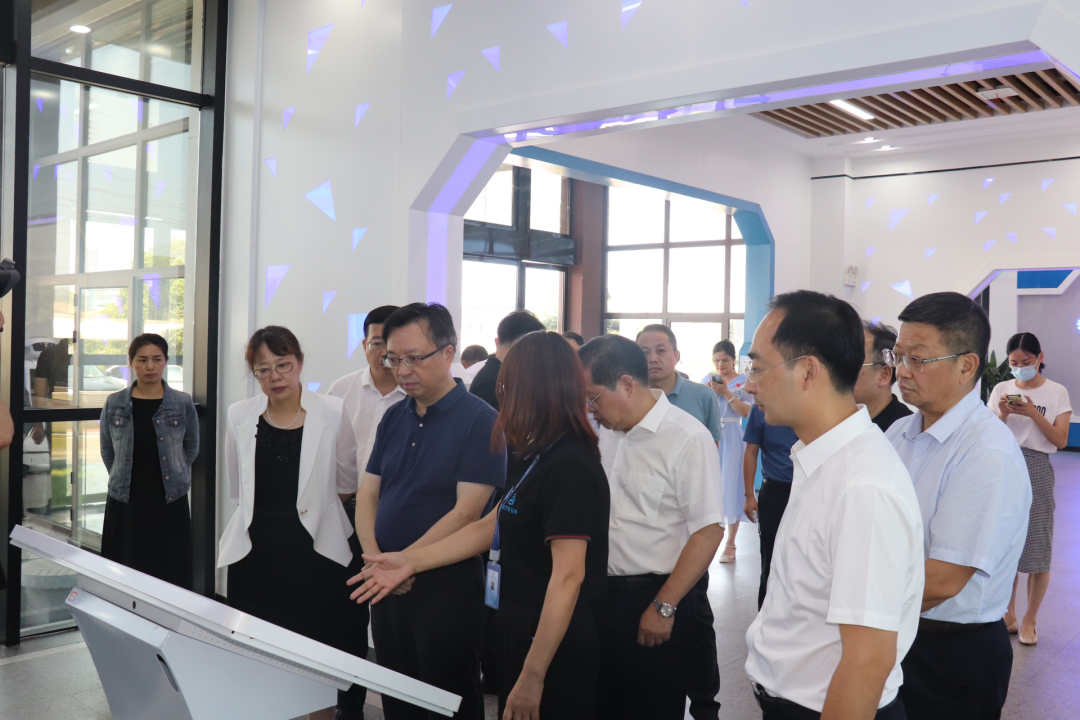 省總工會(huì)黨組書記、常務(wù)副主席鄒紹輝蒞臨江西艾特傳質(zhì)科技有限公司開展調(diào)研